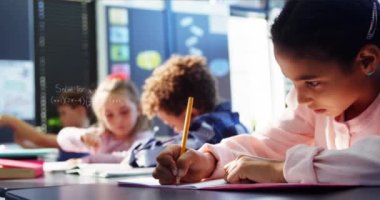 Matematik formüllerinin animasyonu okulda öğrenen çift ırklı kızlar üzerinde yoğunlaşır. öğrenim, eğitim ve okul konsepti dijital olarak oluşturulmuş video.