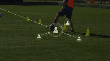 Çeşitli erkek futbol oyuncularının oynadığı veri işleme animasyonları. Küresel spor ve dijital arayüz kavramı dijital olarak oluşturulmuş video.