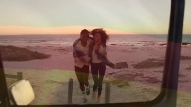 Sahildeki iki farklı arkadaşın üzerinde Alman bayrağı sallamanın animasyonu. Seyahat, tatiller, vatanseverlik ve dijital olarak üretilen kutlama konsepti.