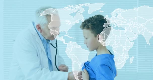 世界地图与在医院检查高加索男孩的高加索高级男医生相对照 医疗和技术概念 — 图库视频影像