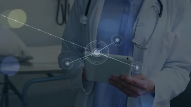 Brillante Red Conexiones Contra Doctora Caucásica Usando Tableta Digital Sonriendo — Vídeos de Stock