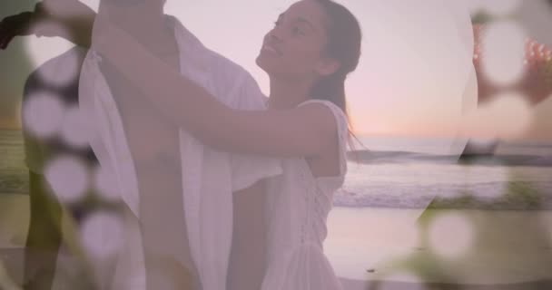 Анімація Боке Над Щасливою Парою Обіймає Цілує Пляжі Концепція Любові — стокове відео