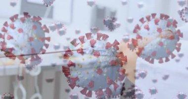 Virüs hücrelerinin melez kadın bilim adamlarının üzerinde aletle canlandırılması. Küresel bilim ve dijital arayüz kavramı dijital olarak oluşturulmuş video.