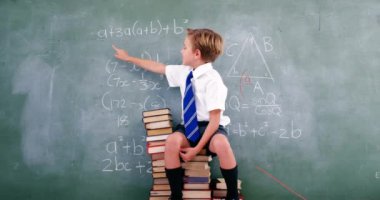 Tahtaya yazı yazan beyaz çocuk üzerinde geometrik şekillerin animasyonu. öğrenim, eğitim ve okul konsepti dijital olarak oluşturulmuş video.