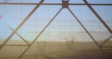 Elektrik direği ve peyzaj üzerindeki kırmızı çizgilerle istatistik ve veri işleme animasyonları. küresel enerji, elektrik ve veri işleme kavramı dijital olarak oluşturulmuş video.