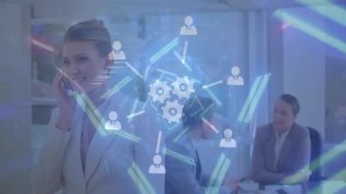 Kafkasyalı iş adamlarının konuştuğu veri işleme animasyonu. küresel iş ve dijital arayüz kavramı dijital olarak oluşturulmuş video.