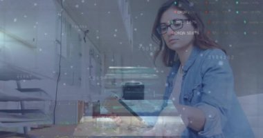 Ofisteki Kafkas iş kadınının veri işleme animasyonu. Küresel iş, bilgisayar ve dijital arayüz kavramı dijital olarak oluşturulmuş video.