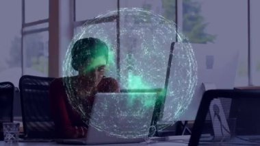 Ofiste dizüstü bilgisayarda çalışan melez bir kadınla olan ilişkilerin animasyonu. İş, işbirliği, iletişim ve dijital olarak üretilen teknoloji konseptiyle çalışma.