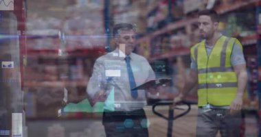 Depoda çalışan insanların veri işleme animasyonları. Küresel gönderim ve bağlantılar konsepti dijital olarak oluşturulmuş video.