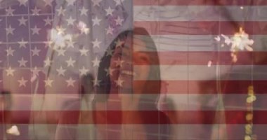 Amerikan bayrağının ve çeşitli insanların melez kadınlara karşı animasyonu. Vatanseverlik ve kutlama konsepti dijital olarak oluşturulmuş video.