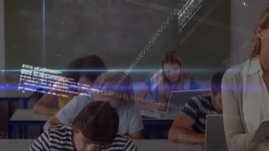 Tabletli ve çeşitli öğrenci sınıflarıyla beyaz kadın öğretmenler üzerinde veri animasyonu. Okul, öğrenim, eğitim, bağlantılar ve teknoloji konsepti dijital olarak oluşturulmuş video.