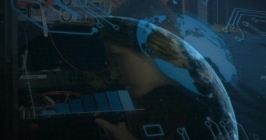 Siyah arkaplanda veri ve grafikler üzerinde dönen dünyanın animasyonu. Küresel ağ, veri işleme, finans ve teknoloji kavramı dijital olarak oluşturulmuş video.