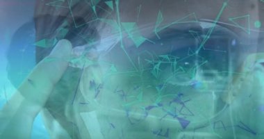 Gözlüklü beyaz adamın veri işleme animasyonu. Küresel tıp ve dijital arayüz kavramı dijital olarak oluşturulmuş video.