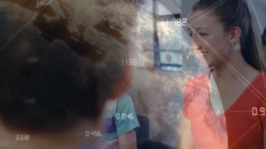 Çeşitli öğrenci grupları arasındaki bağlantı ağının animasyonu. Dijital olarak oluşturulan öğrenim ve eğitim konsepti.