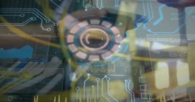 Ödeme terminalini kullanan beyaz insanların elleri üzerinde çember işleme animasyonu. İş, kablosuz ödemeler, finans ve işlem güvenliği kavramı dijital olarak oluşturulmuş video.