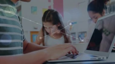 Okulda dizüstü bilgisayar kullanan bir çocuk üzerinden bağlantı ağının animasyonu. Okul, öğrenim, eğitim ve teknoloji konsepti dijital olarak oluşturulmuş video.