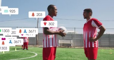 Sosyal medya simgeleri iki farklı erkek futbolcunun spor sahasında birbirleriyle konuşmaları üzerine. Sosyal medya ağ teknolojisi ve spor kavramı
