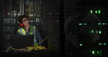 Sunucu odasındaki Asyalı erkek çalışanın veri işleme animasyonu. küresel iş ve dijital arayüz kavramı dijital olarak oluşturulmuş video.