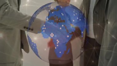 İş adamlarının tokalaşması üzerine dünya animasyonu. İş başarısı bağlantı teknolojisi ve dijital arayüz konsepti dijital olarak oluşturulmuş video.