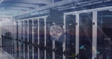 Sunucuların üzerindeki bağlantıların ve dünyanın animasyonu. Ağ, bağlantılar, iletişim, veri işleme ve teknoloji konsepti dijital olarak oluşturulmuş video.