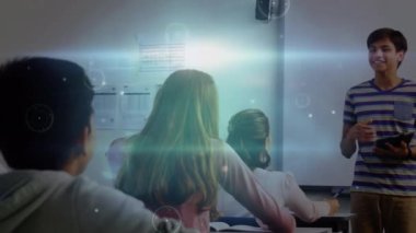 Okulda sunum yapan melez bir çocuk için bağlantı ağının animasyonu. Okul, öğrenim, eğitim ve teknoloji konsepti dijital olarak oluşturulmuş video.