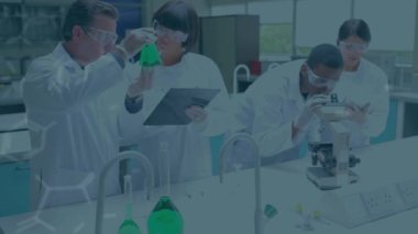 Mikroskop kullanarak çeşitli kadın ve erkek laboratuvar çalışanları üzerinde kimyasal formüllerin animasyonu. Bilim, tıp ve kimya konsepti dijital olarak üretilen video.