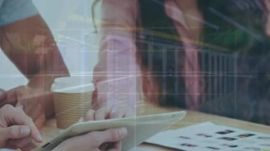 Çeşitli iş adamları grubu üzerinden bağlantı ağının animasyonu. Dijital olarak oluşturulmuş küresel bağlantılar, veri işleme ve dijital arayüz kavramı.