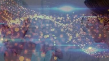 Kafkasyalı kadın doktordan kalp atış hızı monitörü hastanede kadın kıdemli hastayı destekliyor. Tıbbi sağlık ve teknoloji konsepti