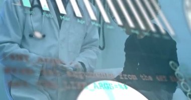 Asyalı erkek doktorla ilgili istatistiksel veri işleme hastanedeki beyaz çocuğu inceliyor. Tıbbi sağlık ve teknoloji konsepti