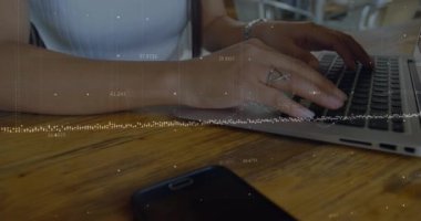 Bilgisayarı kullanan beyaz kadın hakkında finansal veri işleme ve istatistiklerin animasyonu. küresel iş, finans ve veri işleme kavramı dijital olarak oluşturulmuş video.