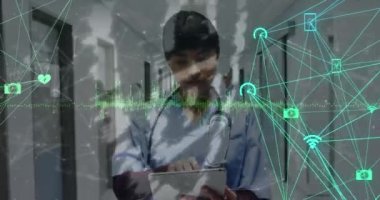 Asyalı kadın doktor üzerindeki bağlantı ağının animasyonu ve dijital asma kilit. Ağ, tıp, sağlık, iletişim ve teknoloji konsepti dijital olarak oluşturulmuş video.