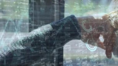 Otobüste oturan kulaklık takan beyaz bir adam hakkında mali veri işleme. Küresel finans ve teknoloji kavramı