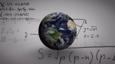 Gri arkaplandaki dünya üzerindeki matematik formüllerinin animasyonu. İnsan biyolojisi, bilim, bilgi ve teknoloji konsepti dijital olarak oluşturulmuş video.