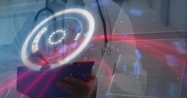 Kafkas erkek doktorun gülümsemesi üzerine veri işleme animasyonu. Küresel tıp ve dijital arayüz kavramı dijital olarak oluşturulmuş video.