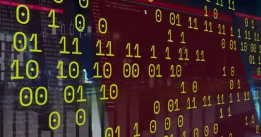 Gece trafiğiyle birlikte zaman ayarlı ikili kodların animasyonu. Bilgisayarlar, programlama, veri işleme ve teknoloji konsepti dijital olarak oluşturulmuş video.
