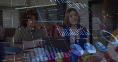 Ofisteki çeşitli iş adamları üzerinde istatistik ve finansal veri işleme animasyonu. Küresel iş, finans ve veri işleme kavramı dijital olarak oluşturulmuş video.