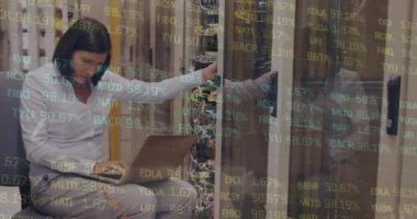 Sunucu odasında çalışan beyaz kadın mühendis üzerinde borsa verileri işleniyor. Küresel finans ve iş veri depolama teknolojisi kavramı