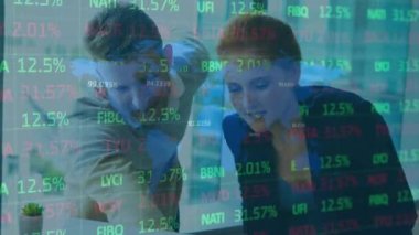 Kafkas işadamı ve işkadını hakkında ofiste tartışan borsa veri işleme. küresel finans ve iş teknolojisi kavramı