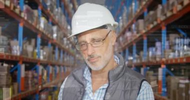 Depoda gülümseyen Kafkasyalı üst düzey erkek yöneticinin portresi üzerinde istatistiksel veri işleme. Küresel finans ve lojistik sektörü kavramı