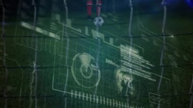 Afro-Amerikan erkek futbolcunun topa vurması üzerine veri işleme animasyonu. Spor, rekabet, dayanıklılık ve teknoloji konsepti dijital olarak oluşturulmuş video,