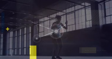 Afrika kökenli Amerikalı bir kadının egzersiz yapması üzerine veri işleme animasyonu. Küresel iş ve dijital arayüz kavramı dijital olarak oluşturulmuş video.