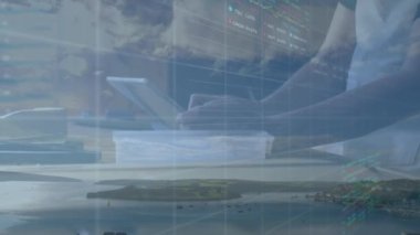 Manzara üzerindeki finansal verilerin ve iş adamlarının animasyonu. Çevre gücü, yeşil enerji, küresel finans ve ekonomi konsepti dijital olarak oluşturulmuş video.