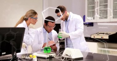 Çeşitli kadın ve erkek laboratuvar çalışanları üzerinde kimyasal formüllerin animasyonu. Bilim, tıp ve teknoloji konsepti dijital olarak üretilen video.