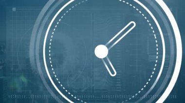 Mavi arkaplanda saat ve veri işleme animasyonu. Dijital olarak oluşturulmuş küresel bağlantılar, veri işleme ve dijital arayüz kavramı.