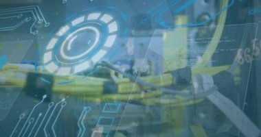 Bilgisayar kablosu üzerinden dijital ekranda veri işleme animasyonu. Ağ, veri işleme, dijital ekran ve iletişim konsepti dijital olarak oluşturulmuş video.