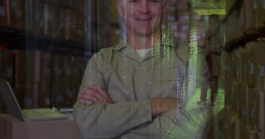 Mutlu Kafkas erkek depo çalışanı yerine Dünya 'nın animasyonu. İş, finans, teknoloji ve dağıtım hizmetleri konsepti dijital olarak oluşturuldu.