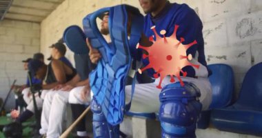 Virüs hücrelerinin farklı erkek beyzbol oyuncuları üzerinde canlandırılması. Küresel spor ve dijital arayüz kavramı dijital olarak oluşturulmuş video.