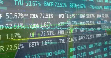 Güneş panelleri üzerinden finansal verilerin ve grafiklerin animasyonu. Çevreci enerji, eko güç, finans ve ekonomi kavramı dijital olarak oluşturulmuş video.