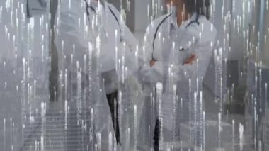 Çeşitli doktorların gülümsemesi üzerine veri işleme animasyonu. Küresel iş ve dijital arayüz kavramı dijital olarak oluşturulmuş video.