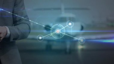 Kafkasyalı iş adamının akıllı telefon kullanarak veri işleme animasyonu. küresel iş ve dijital arayüz kavramı dijital olarak oluşturulmuş video.